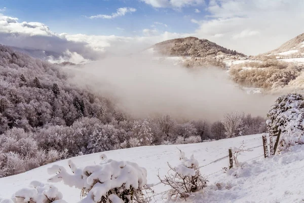 Χιονισμένο τοπίο, με νεφώσεις και ήλιος — Φωτογραφία Αρχείου