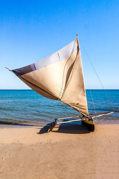 Madagaskar geleneksel balıkçı teknesi — Stok fotoğraf