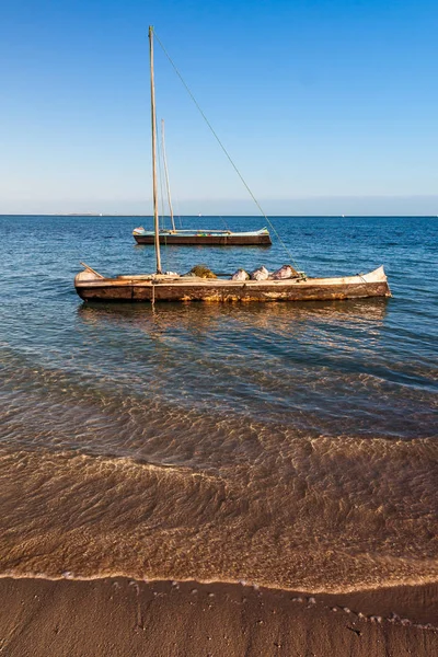 Madagaskar geleneksel balıkçı teknesi — Stok fotoğraf