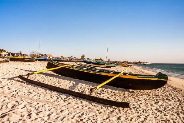 Madagaszkári kivetővel ellátott vitorláscsónak kenu partra — Stock Fotó
