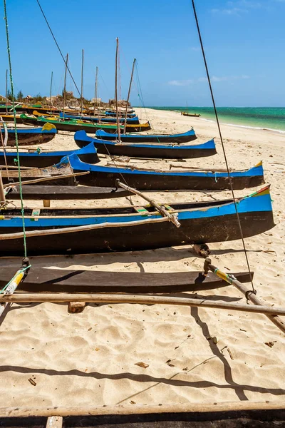 Malagasi outrigger kano's strandde — Stockfoto