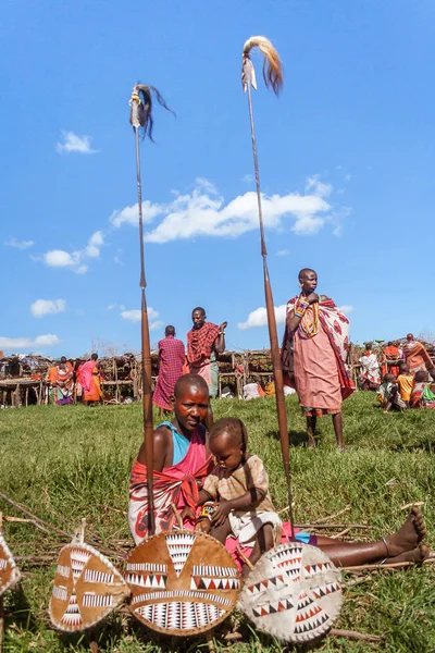 Frau masai mit seinem Sohn — Stockfoto