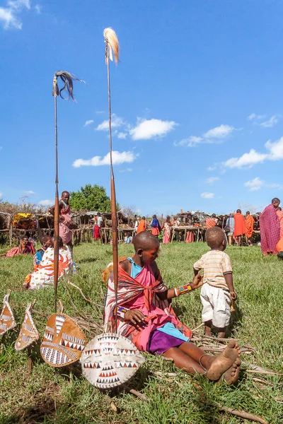 Woman Masai with his son — Stock Photo, Image