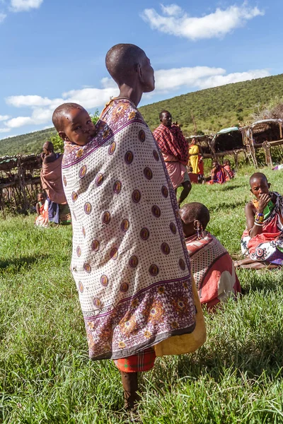 Kadın Masai onun bebeği ile — Stok fotoğraf