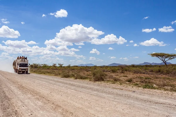 Menschen, die auf einem steinigen Weg unterwegs sind — Stockfoto