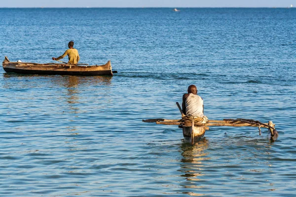 Pescadores malgaches remando —  Fotos de Stock