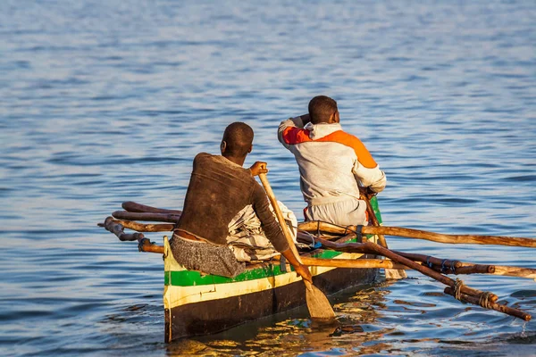 Madagassische Fischer rudern — Stockfoto