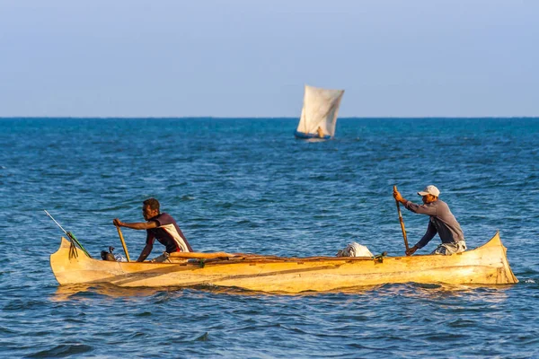 Madagassische Fischer rudern — Stockfoto