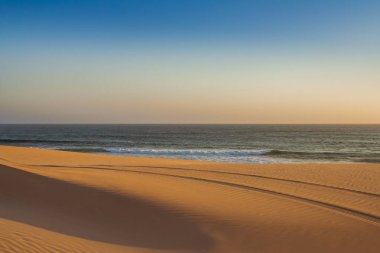 Gün batımında vahşi sahil