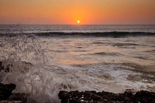 Welle kracht bei Sonnenuntergang — Stockfoto