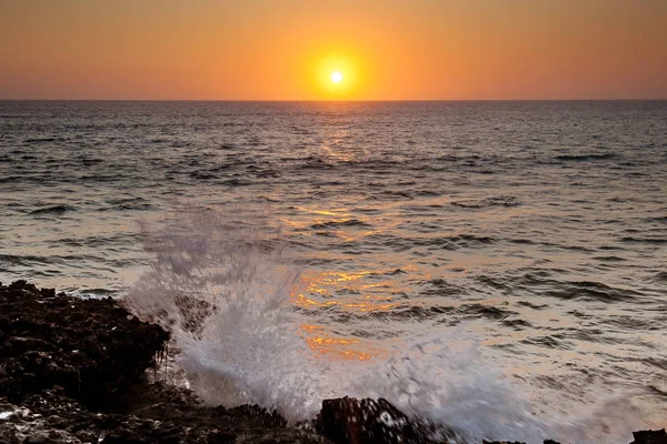 Welle kracht bei Sonnenuntergang — Stockfoto