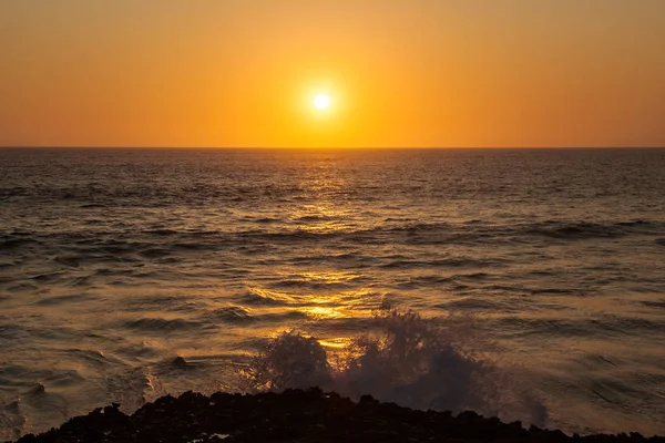 Welle kracht bei Sonnenuntergang — Stockfoto