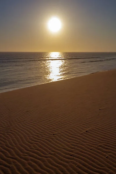 Gün batımında vahşi sahil — Stok fotoğraf