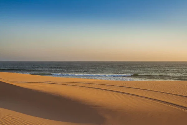 日落时的野生海滩 — 图库照片