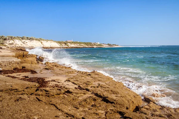 Wellen krachen auf das Meer — Stockfoto