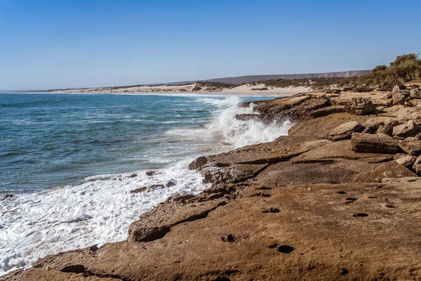 海辺に打ち寄せる波 — ストック写真