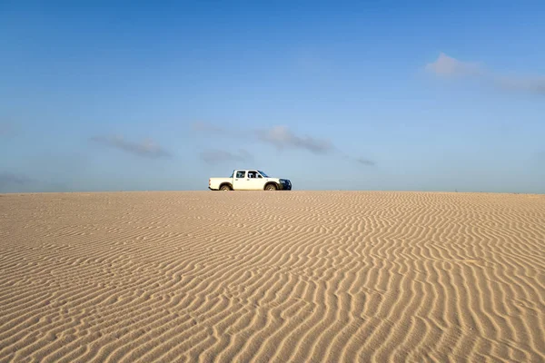 Sand dune and offroad car — Stock Photo, Image