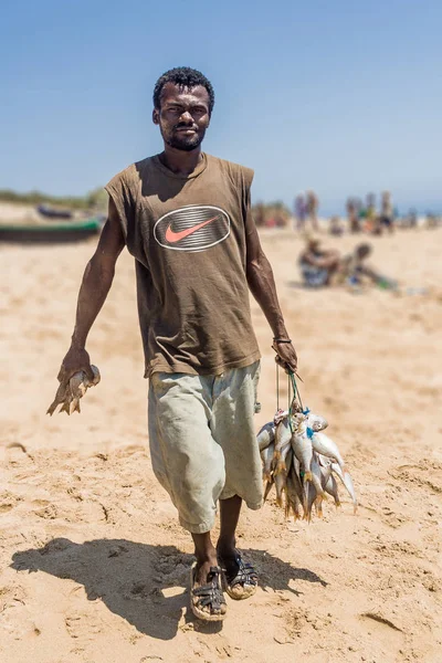 Малагасийский рыбак с рыбой — стоковое фото
