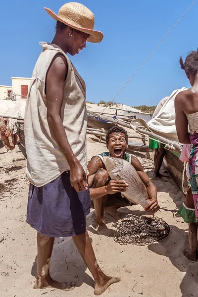 Malagasy fisherman preparing fish — Stock Photo, Image