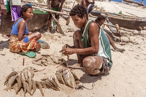 Familie aus Madagaskar bereitet Fisch zu — Stockfoto