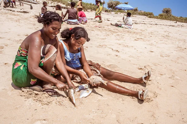 Famiglia malgascia che prepara il pesce — Foto Stock