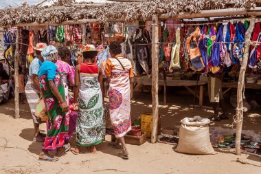 Haftalık market Madagaskarlı kadınlar