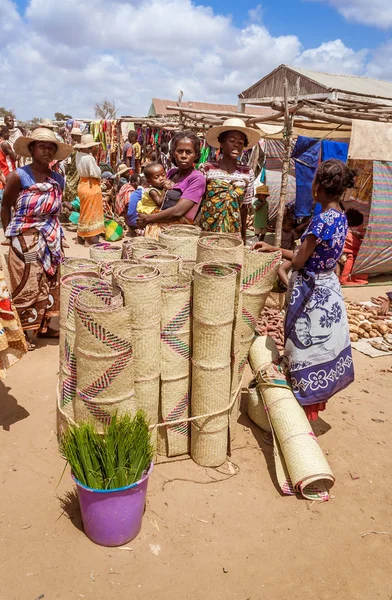 Madagaskaru kobiet na cotygodniowy targ — Zdjęcie stockowe