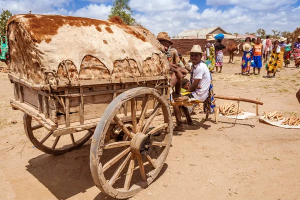 Vendeur malgache de manioc — Photo