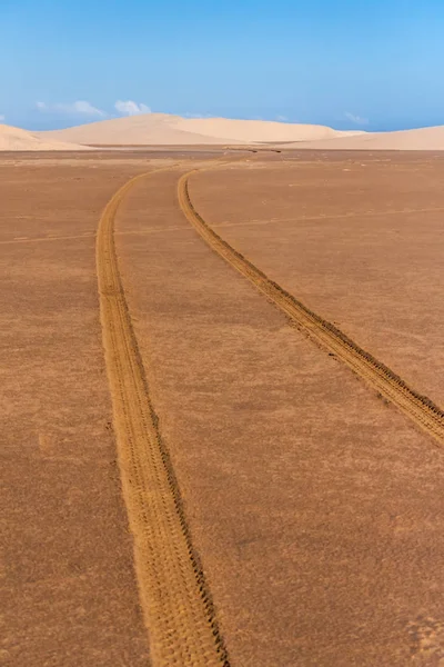 Trilhas de pneus através do deserto — Fotografia de Stock