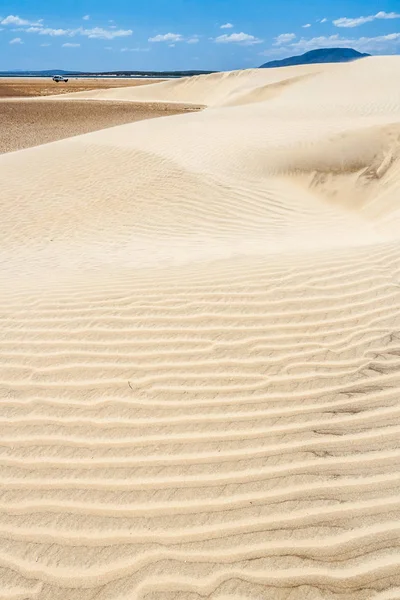 Zandduinen in de buurt van het meer anoniem — Stockfoto