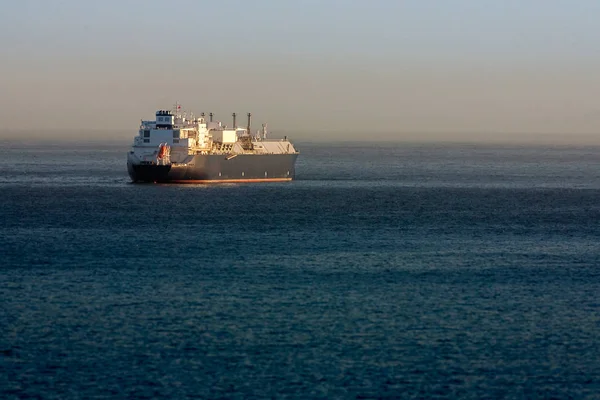 Cisterna de GNL amarrada — Foto de Stock