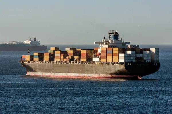 Containerschiff festgemacht — Stockfoto