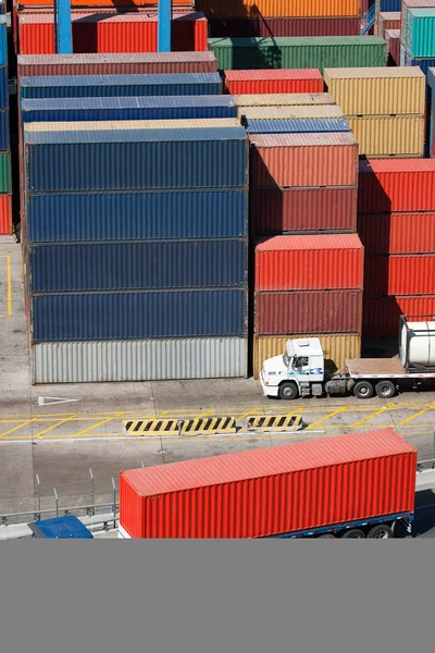 Vrachtwagen en containers — Stockfoto