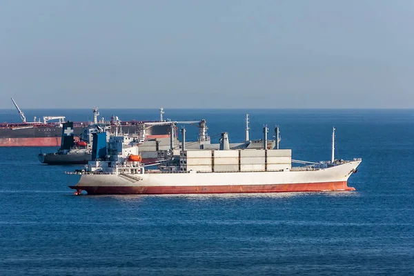 Containerschepen afgemeerd — Stockfoto