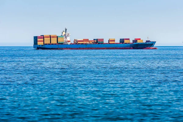 Nave da carico che trasporta container — Foto Stock