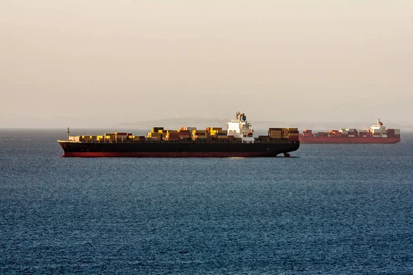 Containerschepen afgemeerd — Stockfoto
