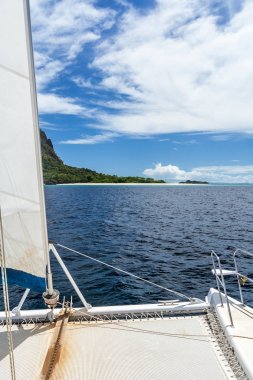 Normal hızda yelkenli