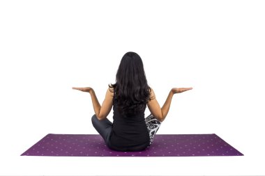 Sukhasana duruşunda bir kadın yoga öğretmeni.