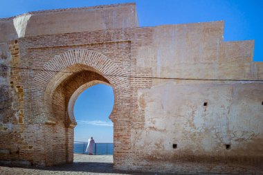 Cebelitarık Boğazı 'na bakıyorum.