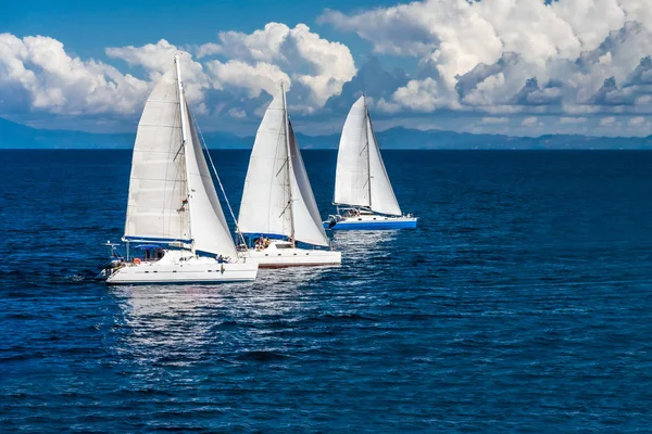 Three sailboats racing — Stock Photo, Image