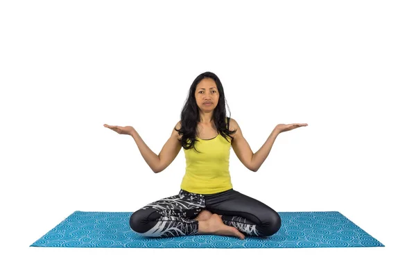A woman yoga teacher in sukhasana posture 스톡 사진