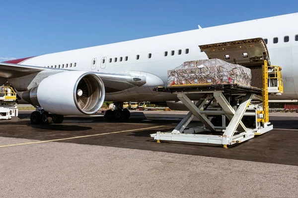 Lastning av last i flygplan — Stockfoto
