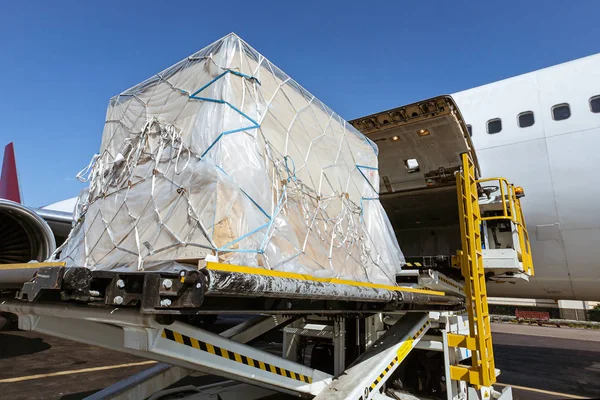 Lastning av last i flygplan — Stockfoto