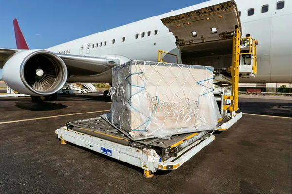 Carregamento de avião de carga — Fotografia de Stock