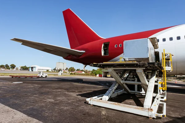 Carregamento do avião de carga — Fotografia de Stock