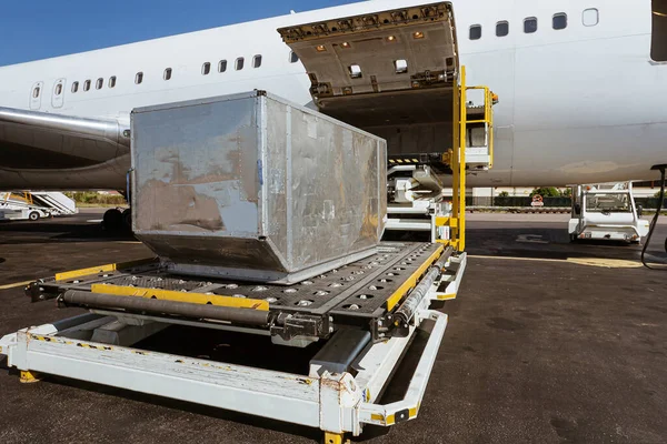 Chargement avion cargo — Photo