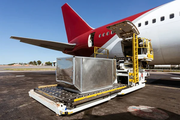 Carregamento do avião de carga — Fotografia de Stock