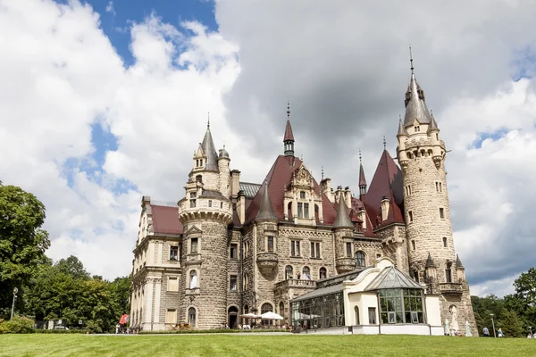 Uitzicht op Moszna Castle - Polen, Europa. — Stockfoto