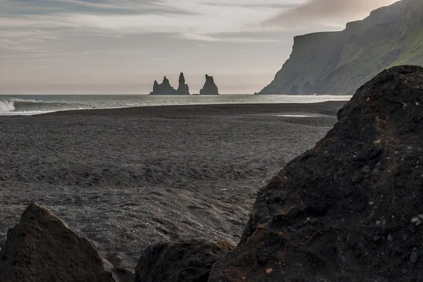 Playa negra en Vik, al sur de Islandia —  Fotos de Stock