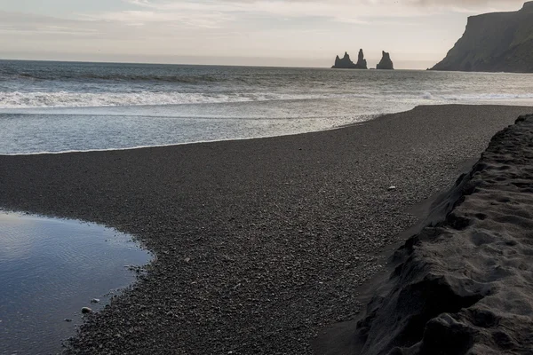 黑色的海滩上 Vik，冰岛南部 — 图库照片